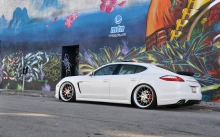  Porsche Panamera    -